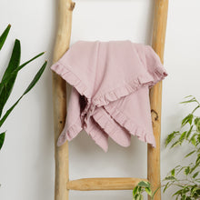 Încarcă imaginea în vizualizatorul Galerie, Păturică muselină cu volănașe, Roz Antic, 90x95cm TWINDECO Old Pink Cotton Flower
