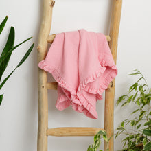 Încarcă imaginea în vizualizatorul Galerie, Păturică muselină cu volănașe, Roz coral, 90x95cm TWINDECO Coral Pink Cotton Flower
