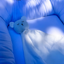 Încarcă imaginea în vizualizatorul Galerie, Cadou jucarie nou nascut, minipăturică somn bebe Ursuleț alb, muselină, TWINDECO White Sleepy Teddy
