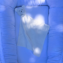 Încarcă imaginea în vizualizatorul Galerie, Cadou jucarie nou nascut, minipăturică somn bebe Ursuleț alb, muselină, TWINDECO White Sleepy Teddy
