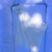 Încarcă imaginea în vizualizatorul Galerie, Cadou jucarie nou nascut, minipăturică somn bebe Ursuleț alb, muselină, TWINDECO White Sleepy Teddy
