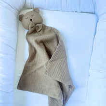 Încarcă imaginea în vizualizatorul Galerie, Cadou jucarie nou nascut, minipăturică somn bebe Ursuleț maro, muselină, TWINDECO Brown Sleepy Teddy

