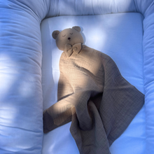 Încarcă imaginea în vizualizatorul Galerie, Cadou jucarie nou nascut, minipăturică somn bebe Ursuleț maro, muselină, TWINDECO Brown Sleepy Teddy
