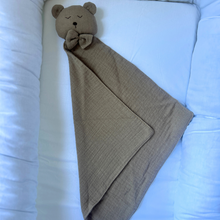 Încarcă imaginea în vizualizatorul Galerie, Cadou jucarie nou nascut, minipăturică somn bebe Ursuleț maro, muselină, TWINDECO Brown Sleepy Teddy
