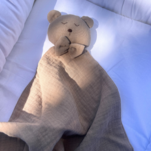 Încarcă imaginea în vizualizatorul Galerie, Cadou jucarie nou nascut, minipăturică somn bebe Ursuleț maro, muselină, TWINDECO Brown Sleepy Teddy

