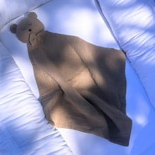 Încarcă imaginea în vizualizatorul Galerie, Cadou jucarie nou nascut, minipăturică somn bebe Ursuleț maro, muselină, TWINDECO Brown Sleepy Teddy
