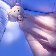 Încarcă imaginea în vizualizatorul Galerie, Cadou jucarie nou nascut, minipăturică somn bebe Ursuleț roz, muselină, TWINDECO Pink Sleepy Teddy
