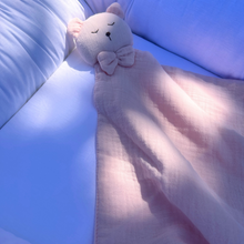 Încarcă imaginea în vizualizatorul Galerie, Cadou jucarie nou nascut, minipăturică somn bebe Ursuleț roz, muselină, TWINDECO Pink Sleepy Teddy
