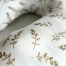 Încarcă imaginea în vizualizatorul Galerie, Pernă pentru Gravide 3 în 1 TWINDECO Maxim Frunze Maro, 100% BUMBAC ORGANIC
