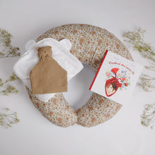 Încarcă imaginea în vizualizatorul Galerie, Set Cadou pentru Nou-nascut cu minipaturica Ursulet, perna alaptare, prosop hands-free + BONUS carte CADOU
