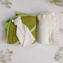 Încarcă imaginea în vizualizatorul Galerie, Set Cadou pentru Nou-nascut cu minipaturica Ursulet, prosop 100x100 cm, paturica muselina cu volanase
