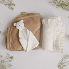 Încarcă imaginea în vizualizatorul Galerie, Set Cadou pentru Nou-nascut cu minipaturica Ursulet, prosop 100x100 cm, paturica muselina cu volanase
