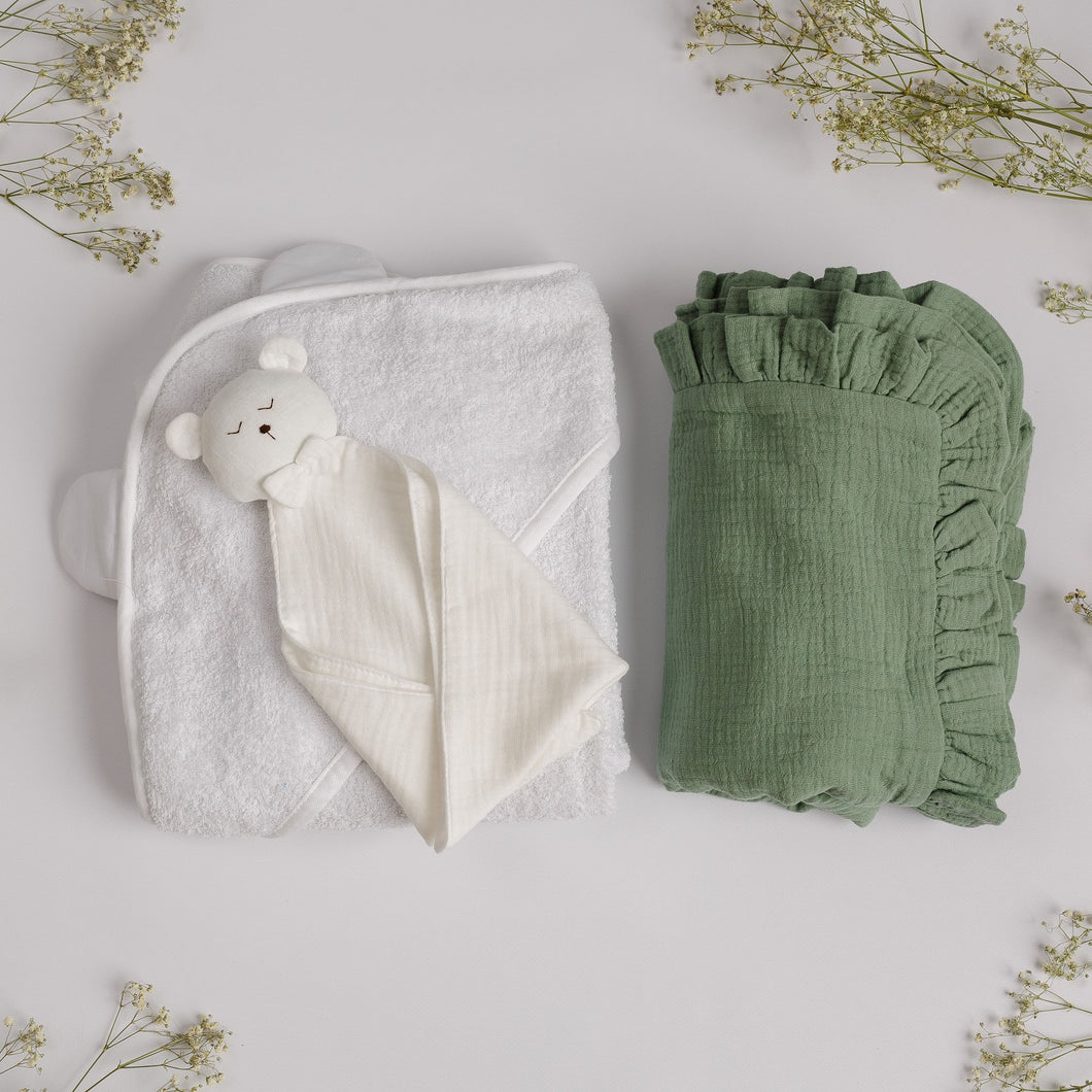 Set Cadou pentru Nou-nascut cu minipaturica Ursulet, prosop 100x100 cm, paturica muselina cu volanase