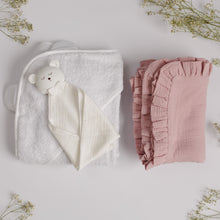 Încarcă imaginea în vizualizatorul Galerie, Set Cadou pentru Nou-nascut cu minipaturica Ursulet, prosop 100x100 cm, paturica muselina cu volanase
