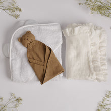 Încarcă imaginea în vizualizatorul Galerie, Set Cadou pentru Nou-nascut cu minipaturica Ursulet, prosop 100x100 cm, paturica muselina cu volanase
