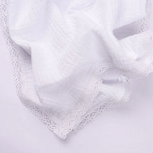 Încarcă imaginea în vizualizatorul Galerie, Set trusou Muselina, TWINDECO Pure White pentru fetită/băiat alb cu dantelă, 7 piese

