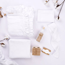 Încarcă imaginea în vizualizatorul Galerie, Set trusou Muselina, TWINDECO Pure White pentru fetită/băiat alb cu volanașe, 7 piese
