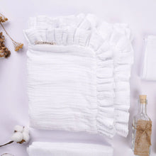 Încarcă imaginea în vizualizatorul Galerie, Set trusou Muselina, TWINDECO Pure White pentru fetită/băiat alb cu volanașe, 7 piese
