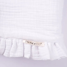 Încarcă imaginea în vizualizatorul Galerie, Set trusou Muselina, TWINDECO Pure White pentru fetită/băiat alb cu volanașe, 7 piese
