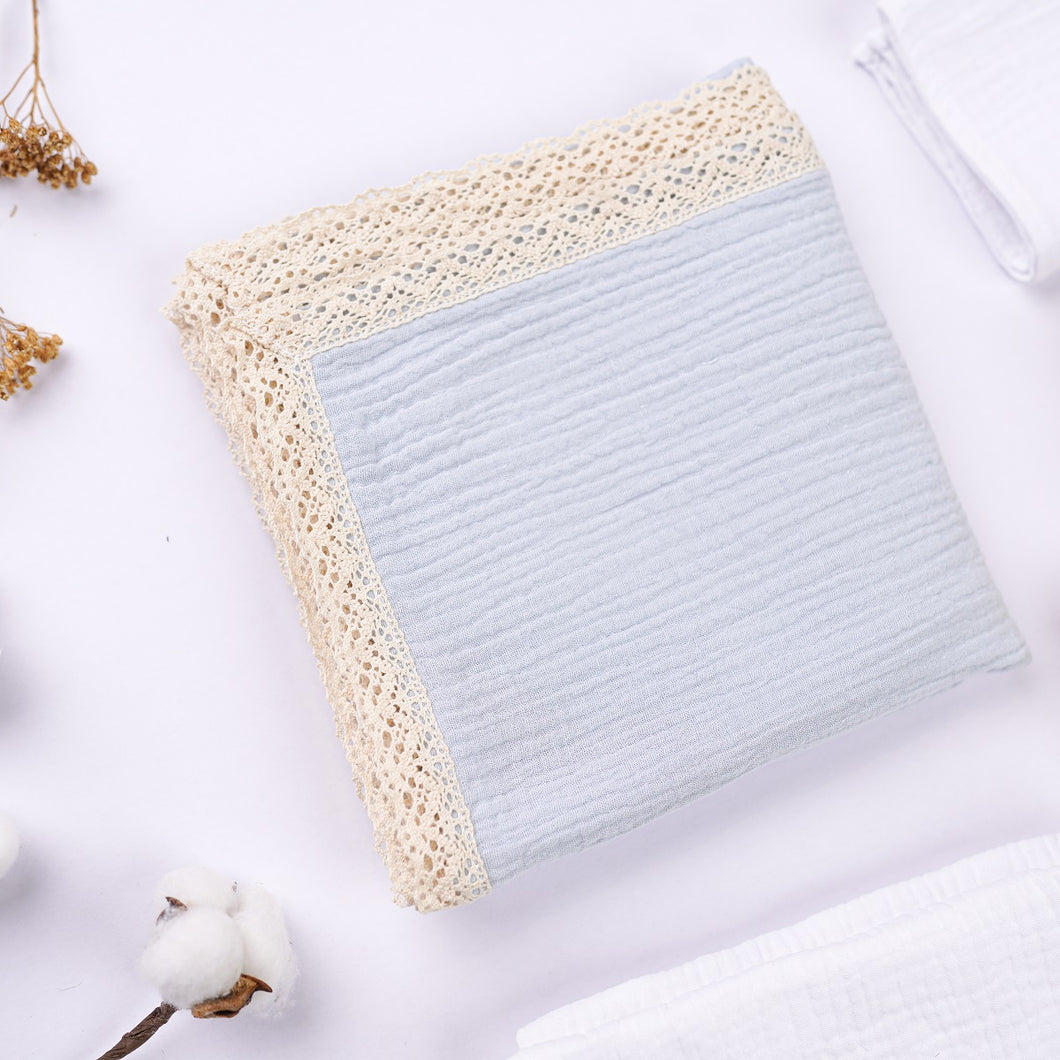 Păturică muselină albastră cu dantelă, 90x95cm TWINDECO Cotton Flower