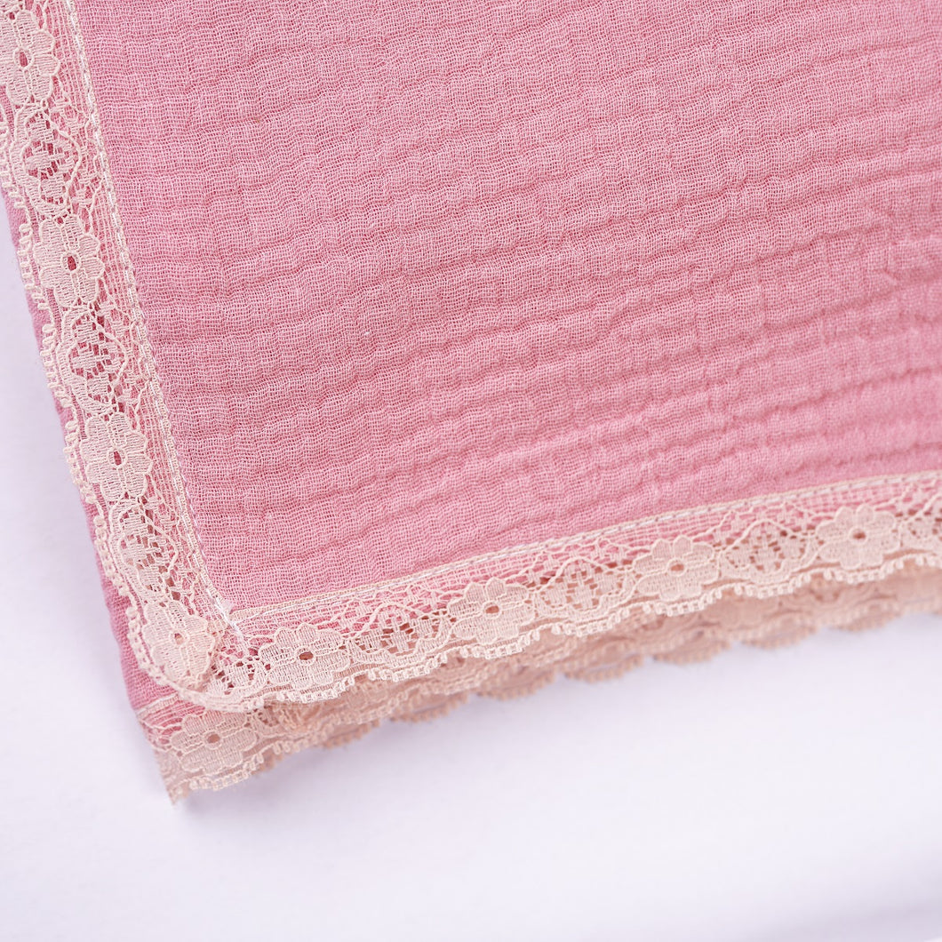 Păturică muselină roz cu dantelă, 90x95cm TWINDECO Cotton Flower