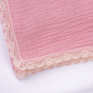 Păturică muselină roz cu dantelă, 90x95cm TWINDECO Cotton Flower