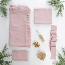 Încarcă imaginea în vizualizatorul Galerie, Set Trusou Botez Muselină Roz Antic Dublată TWINDECO Old Pink Cotton Flower
