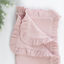 Încarcă imaginea în vizualizatorul Galerie, Set Trusou Botez Muselină Roz Antic Dublată TWINDECO Old Pink Cotton Flower
