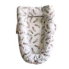 Încarcă imaginea în vizualizatorul Galerie, Baby Nest, alb/frunze maro, cosulet cu manere, TWINDECO
