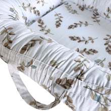 Încarcă imaginea în vizualizatorul Galerie, Baby Nest, alb/frunze maro, cosulet cu manere, TWINDECO
