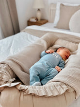 Încarcă imaginea în vizualizatorul Galerie, Baby Nest Bej cu Volănașe TWINDECO Beige Cotton Flower
