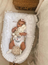 Încarcă imaginea în vizualizatorul Galerie, Baby Nest Alb cu Volănașe TWINDECO White Cotton Flower
