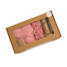 Încarcă imaginea în vizualizatorul Galerie, Set trusou Muselina, TWINDECO Pink pentru fetită, roz/alb cu volanașe,  7 piese
