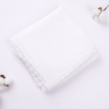 Încarcă imaginea în vizualizatorul Galerie, Set trusou Muselina, TWINDECO Pure White pentru fetită/băiat alb cu dantelă, 7 piese
