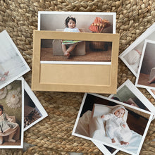 Încarcă imaginea în vizualizatorul Galerie, Ramă foto bebe cutie pentru fotografii Bej Catifea
