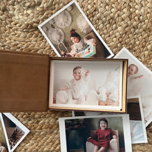 Încarcă imaginea în vizualizatorul Galerie, Ramă foto bebe cutie pentru fotografii Maro Catifea
