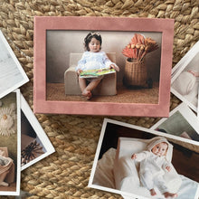 Încarcă imaginea în vizualizatorul Galerie, Ramă foto bebe cutie pentru fotografii Roz Catifea
