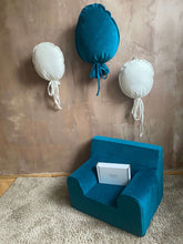 Încarcă imaginea în vizualizatorul Galerie, Balon din catifea albastru petrol, decorațiune perete camera copilului, TWINDECO Petrol Velvet Balloon

