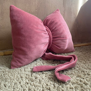 Pernă Fundă Roz Antic, TWINDECO Velvet Antique Pink Bow Cushion