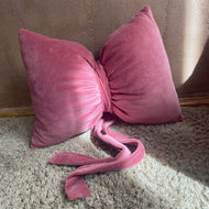Pernă Fundă Roz Antic, TWINDECO Velvet Antique Pink Bow Cushion