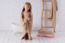 Încarcă imaginea în vizualizatorul Galerie, Prosop maro de baie cu glugă pentru copii TWINDECO Teddy
