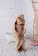 Încarcă imaginea în vizualizatorul Galerie, Prosop maro de baie cu glugă pentru copii TWINDECO Teddy
