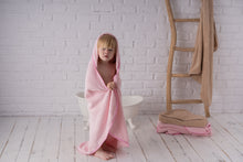 Încarcă imaginea în vizualizatorul Galerie, Prosop roz de baie cu glugă pentru copii TWINDECO Rose
